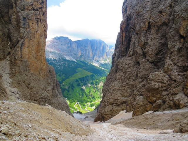 Tiefblick zum Grödner Joch. Links und rechts nur steile Wände über hunderte von Meter