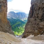 Tiefblick zum Grödner Joch. Links und rechts nur steile Wände über hunderte von Meter