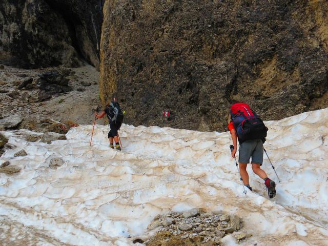 der Weg führt immer wieder durch Altschneefelder...