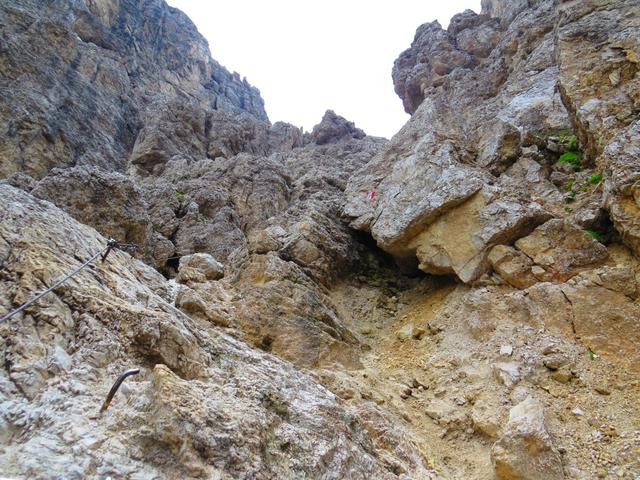 der Bergpfad führt uns nun zu einer markanten Wand