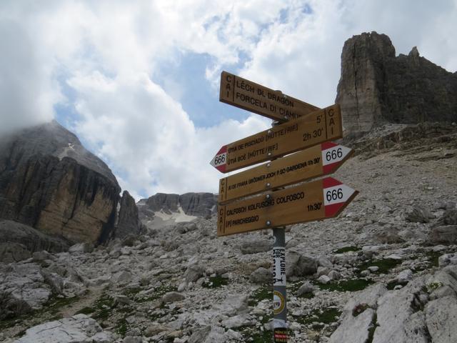 Wegweiser kurz vor dem Rifugio Pisciadù