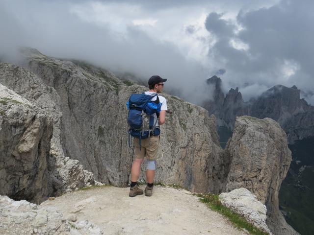 Benny bestaunt die Aussicht. Puez-Gruppe, Kreuzkofel-Gruppe, Tofana, Sorapiss, Antelao und Nuvolau-Gruppe