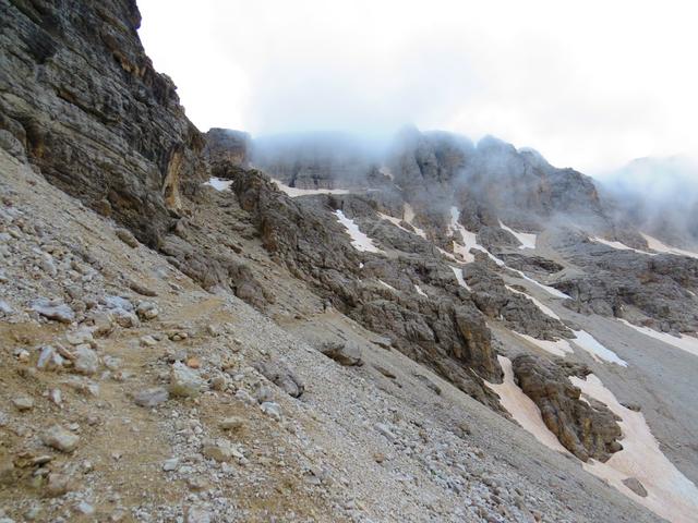 auf einem schottrigem Steig führt uns der Bergpfad durch die steile Westflanke des Cima Pisciadù