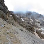 auf einem schottrigem Steig führt uns der Bergpfad durch die steile Westflanke des Cima Pisciadù