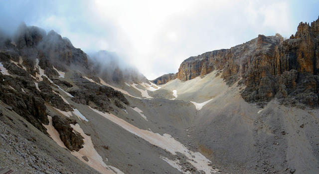 schönes Breitbildfoto während dem Aufstieg aufgenommen, mit Blick ins Pisciadù Tal