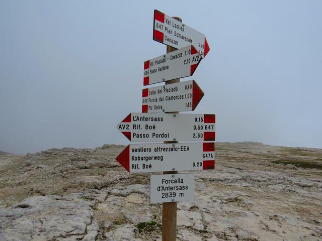 Wegweiser bei der Forcella d'Antersass 2839 m.ü.M.