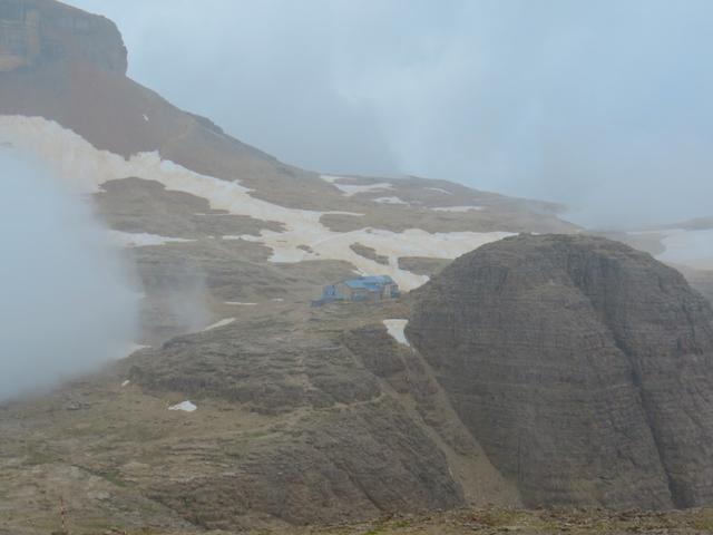 der Rifugio Boè ist in der Ferne ersichtlich. Zuerst geht es aber nochmals abwärts um danach wieder aufzusteigen