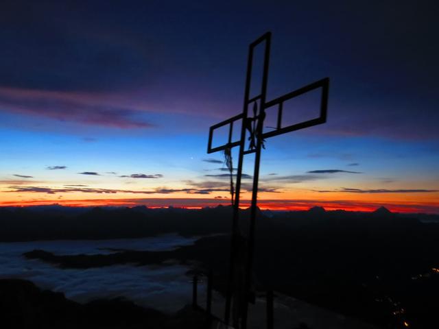 das Bergkreuz auf dem Piz Boè. Wir sind überglücklich hier oben stehen zu können