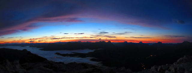 schönes Breitbildfoto vom Sonnenaufgang