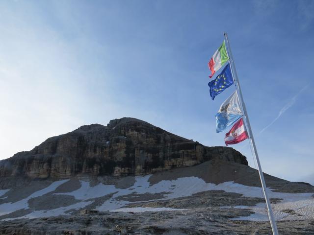 Blick hinauf zum Piz Boè