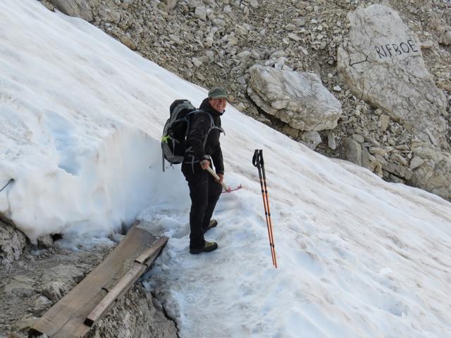 Babsi räumt den Schnee vom Wanderweg weg