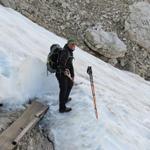 Babsi räumt den Schnee vom Wanderweg weg