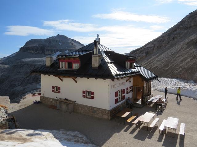 nach einer kleinen Kaffeepause verlassen wir den gastlichen Rifugio Forcella Pordoi