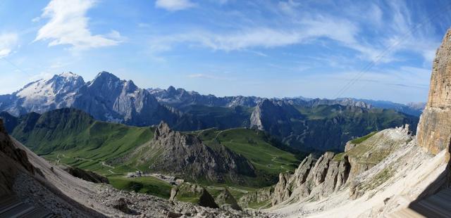 super schönes Breitbildfoto von der Pordoi Scharte aus gesehen