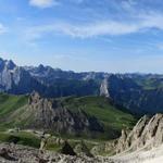 super schönes Breitbildfoto von der Pordoi Scharte aus gesehen