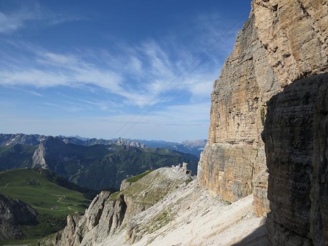 der Abstieg könnte man auch einfacher haben und mit der Luftseilbahn zum Pordoi Joch runterschweben