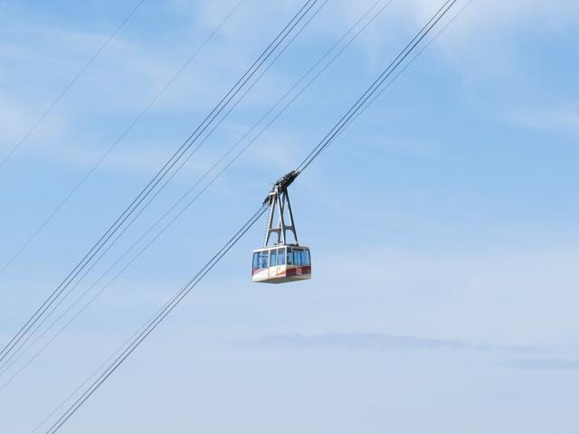 die Fahrt muss atemberaubend sein. Die Seilbahn fährt der senkrechten Wand entlang 