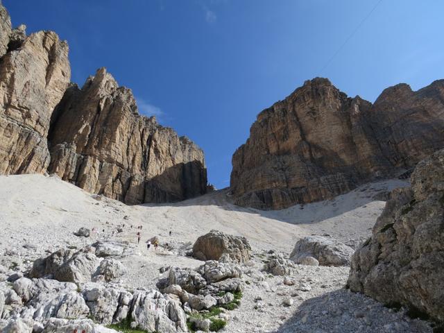 Blick hinauf zur Pordoi Scharte