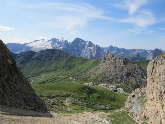 Blick auf den Pordoi Joch. Links die Marmolada