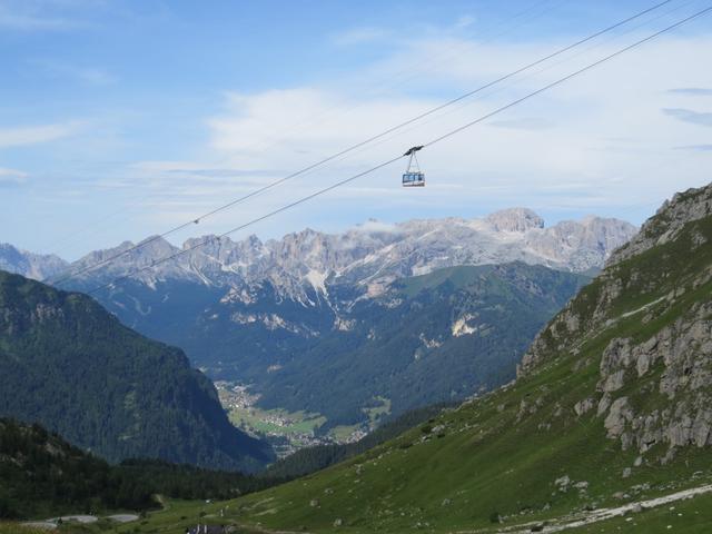 Blick auf die schwebende Seilbahn. Im Hintergrund die Catinaccio-, Antermoia- und Vajolet Gruppe mit dem Rosengarten