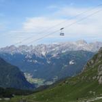 Blick auf die schwebende Seilbahn. Im Hintergrund die Catinaccio-, Antermoia- und Vajolet Gruppe mit dem Rosengarten