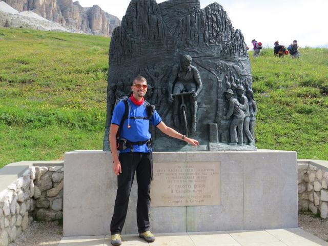 Stefan steht an einem Denkmal, das für passionierte Velofahrer Kultstatus hat