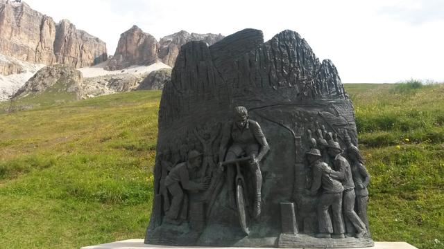 das Denkmal für „il Campionissimo“ („Weltmeister der Weltmeister“) 2x Tour der France, 5x Giro d’Italia + 3x Weltmeis