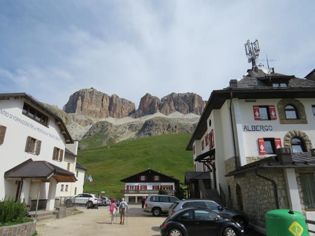 Blick vom Pordoi Joch hinauf zur Pordoi Scharte. Sie ist zugleich die Grenze zwischen dem Südtirol und der Provinz Belluno