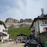 Blick vom Pordoi Joch hinauf zur Pordoi Scharte. Sie ist zugleich die Grenze zwischen dem Südtirol und der Provinz Belluno