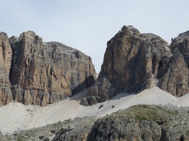 die Pordoi Scharte herangezoomt. Durch diese enge Passage haben wir die Sella Gruppe verlassen