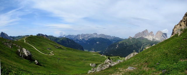 schönes Breitbildfoto mit Catinaccio-, Antermoia- und Vajolet Gruppe mit dem Rosengarten und Langkofel