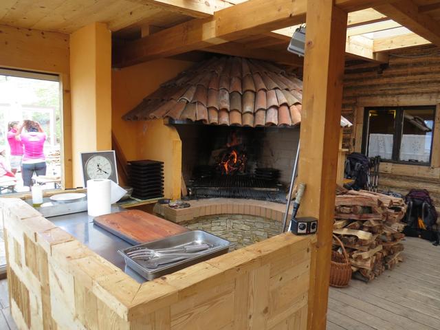 hier wird Pizza im Holzofen gebacken und das auf fast 2400 meter!