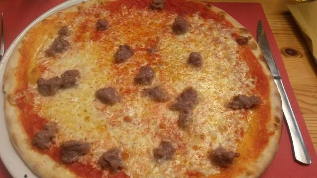 die riesige Pizza war einfach unglaublich gut