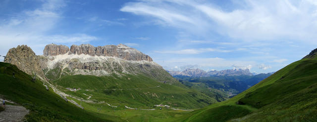 schönes Breitbildfoto mit letztem Blick auf den Pordoi Pass, Sella- und Tofane Gruppe