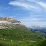 schönes Breitbildfoto mit letztem Blick auf den Pordoi Pass, Sella- und Tofane Gruppe
