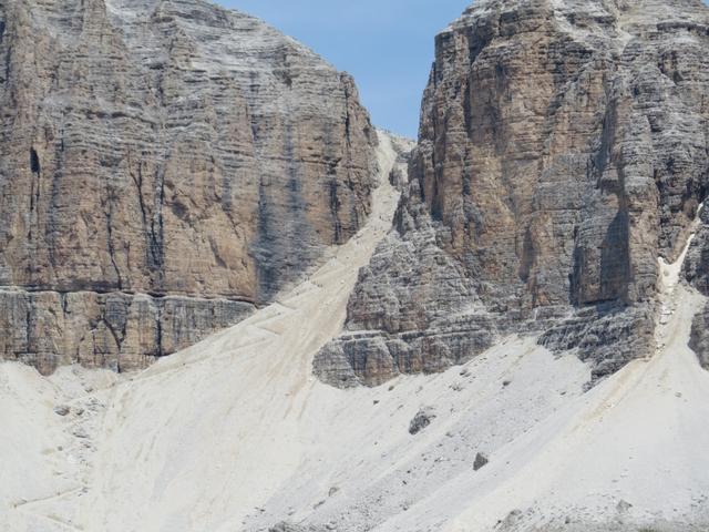 und weil es so schön war, nochmals die Pordoi-Scharte herangezoomt. Gut ersichtlich der Bergpfad