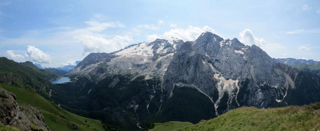 schönes Breitbildfoto mit Lago di Fedàia und die Marmolada