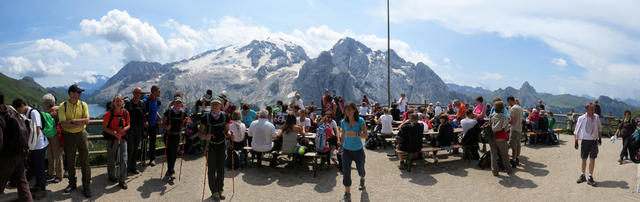 sehr schönes Breitbildfoto von der Terrasse vom Rifugio Viel dal Pan aus gesehen, mit Blick zur Marmolada