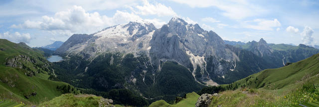 super schönes Breitbildfoto mit Lago di Fedàia und die Marmolada