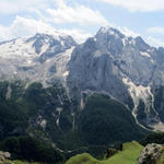 super schönes Breitbildfoto mit Lago di Fedàia und die Marmolada