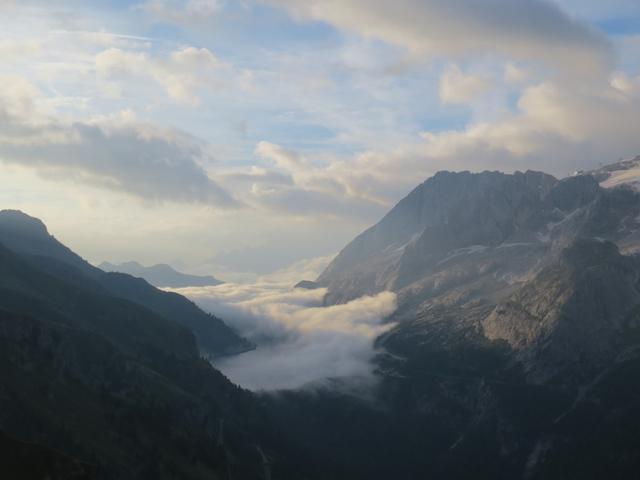 Frühmorgens mit Blick auf den Fedaiasee