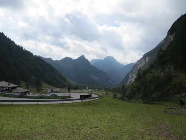 der Weg führt nun über Teerstrassen und Skipisten abwärts bis Malga Ciapela und hält wahrlich keine Höhepunkte bereit