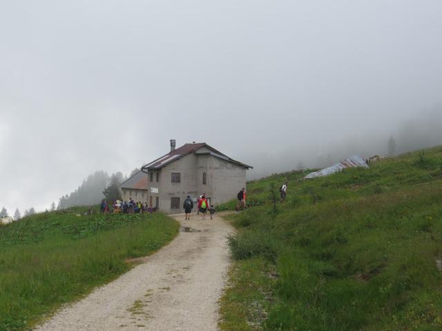 bei bedecktem Wetter sind wir losmarschiert und haben die Casera di Pioda 1810 m.ü.M. vor uns