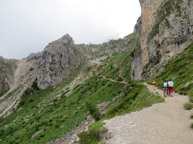 gemütlich gewinnen wir an Höhe und wandern bei bedecktem Himmel Richtung Rifugio Coldai