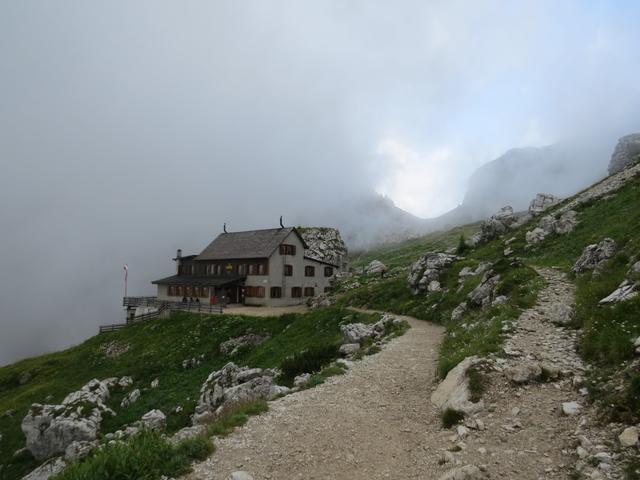 plötzlich taucht der Rifugio Coldai 2132 m.ü.M. vor uns auf