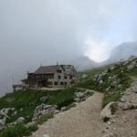 plötzlich taucht der Rifugio Coldai 2132 m.ü.M. vor uns auf