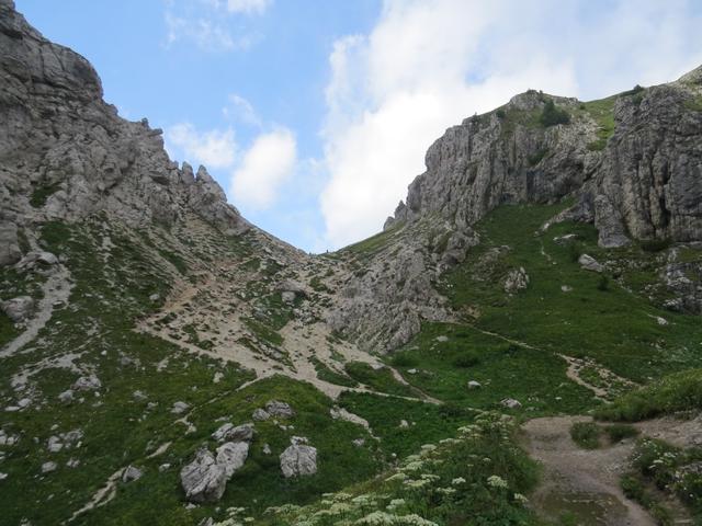 auf dem Weg zur Forcella Coldai. Sie befidnet sich zwischen der Cima di Coldai und dem Civetta-Massiv