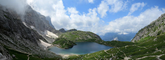 sehr schönes Breitbildfoto von der Forcella Coldai 2191 m.ü.M. auf den Lago Coldai