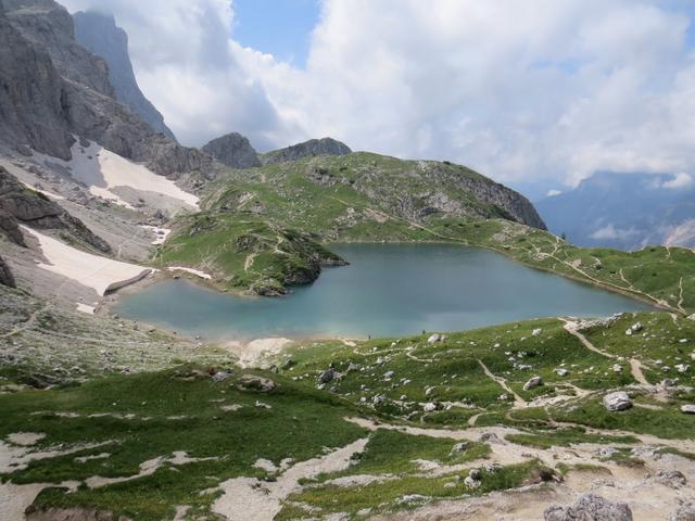 von der Forcella Coldai führt der schöne Wanderweg hinab zum Lago Goldai