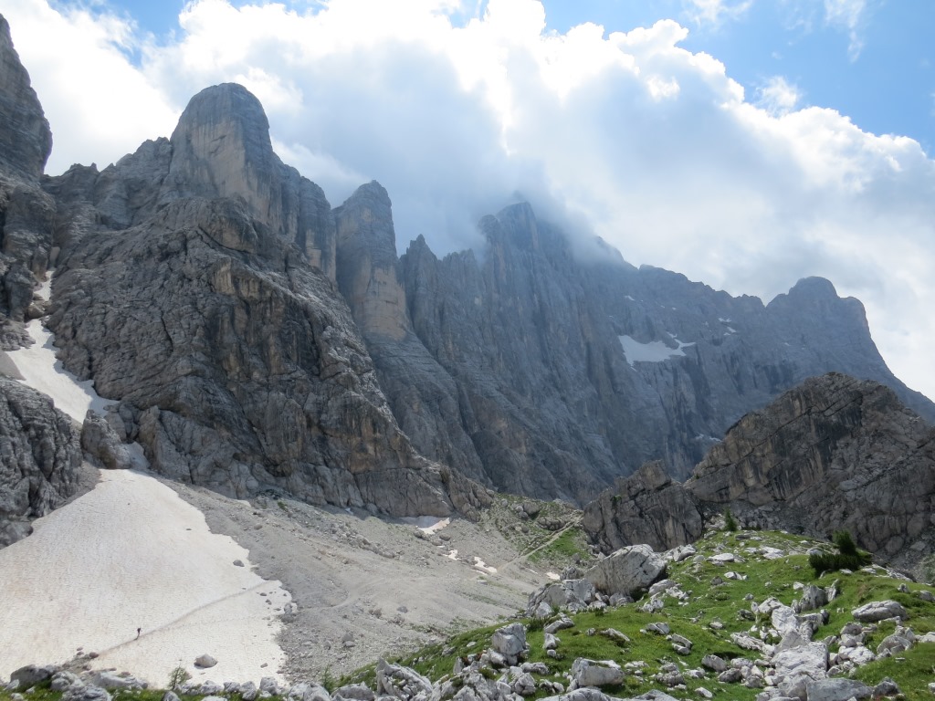 die Wolken verziehen sich und das mehrere Kilometer lange Civetta-Massiv zeigt sich von der schönsten Seite